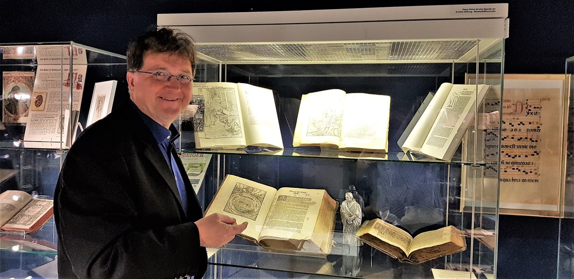 Michael Landgraf im Bibelmuseum mit Luthers "letzter Hand"
